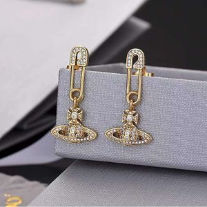 Designer de haute qualité Broche de l'impératrice douairière Vivian Trombone plein de diamants Boucles d'oreilles Saturne Femme Lumière Grand et Niche Design Boucles d'oreilles