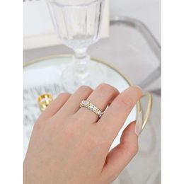 Joyería de alta calidad de diseñador. Nuevo estilo que combina y combina con un anillo contrastante de diamantes y circonitas para mujer. Anillo con correa cruzada exagerada y versátil para mujer.