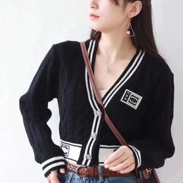 Designer de haute qualité tricoté col en v cardigan mode noir blanc lettres contrastées logo rayé tricoté cardigan à manches longues