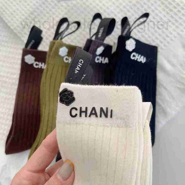 Chaussettes tendance de haute qualité avec marquage à chaud avec lettres tridimensionnelles, chaussettes féminines à tube moyen, logo camélia à la mode à porter à l'extérieur KP1O