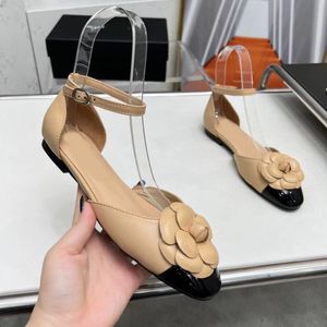 Designer de haute qualité sandales féminines en cuir de mode d'été sexy chaussures en cuir breveté pantoufles confortables Boîte à sangle en cuir pour femmes