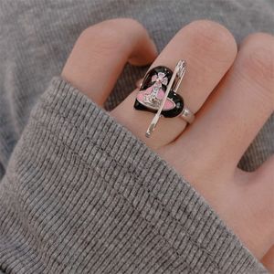 Ontwerper van hoge kwaliteit De Black Pink Love Ring van Empress Dowager is een hoogwaardige, lieve en coole persoonlijkheidsring. Een vrouwelijke paperclip met een open bloemenringarmband