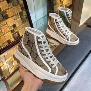 Diseñador Zapatos de lona de caña alta con cordones Tablero beige Diseñador Zapato de tenis Adornos de tela Zapatillas de deporte de suela gruesa Mujeres Hombres Impresión de letras Zapatilla de plataforma bordada