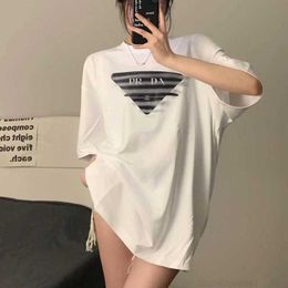 Designer High Version 2024 Summer P Family Fuzzy Triangle Logo Hommes et femmes Loose Fit T-shirt à manches courtes TopDULM