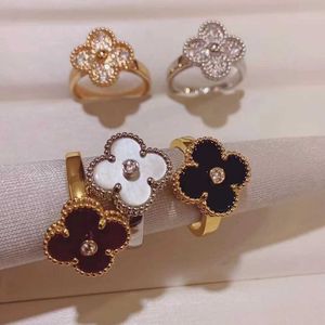 Designer High Version High Version Lucky Clover Ring pour les femmes S925 Silver Natural White Fritillaria Red Chalcedony Full Diamond Color Preserving Jewelry