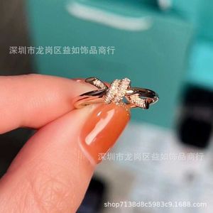 Anneau de torsion de marque Gold High Version V pour femmes 18k Rose Knot Diamond Set Personnalized Butterfly Knot Corde enveloppée R 9UU3