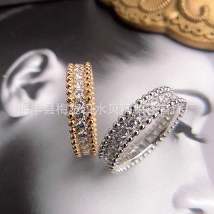 Designer High Version V Gold plaqué Mijin Perlee Anneau de diamant complet avec conception avancée de bord de perle.