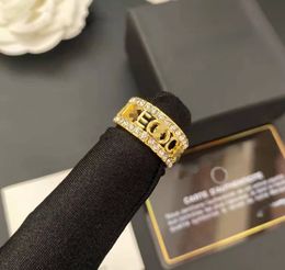 El diseñador ahueca hacia fuera el anillo de dedo cristalino plateado oro 18K de las mujeres de los anillos de la banda de la letra