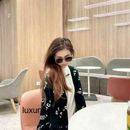 Hoodies de créateurs Balencigs Balenter's Pullsrs Paris Home's Polyday's New Fashion Letter Jacquard Tricoting Cardigan Sweater Coat Feme Show Fime and Lo vopv