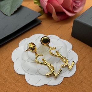 Boucles d'oreilles de pote de cerceau de créateur pour femmes Luxurys Designers Heart Gold Oreing Fashion Lettre de boucle d'oreille Bijoux avec boîte 2210251Z308M