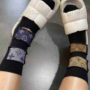 Calcetería de diseñador 2023 Calcetines de tobillo alto para mujer Medias de mezclilla cosidas a mano perforadas personalizadas con bordes crudos Marea de mendigo 7X09