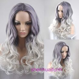 Designer Wigs humains cheveux pour femmes une nouvelle perruque avec un gradient moyen long bouclé fumé en argent violet gris fumé grand cuir chevelu