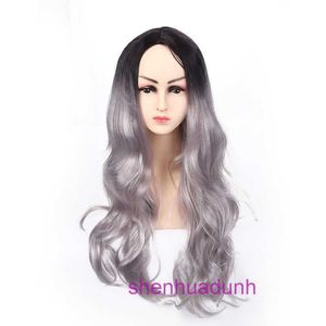 Designer Human Wigs Cheveux pour les femmes grandes de grand-masse gris changent progressivement de couleur avec de longues vagues bouclées et grandes au milieu