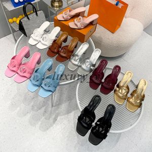 Zapatillas Isola de diseñador, sandalias planas para mujer, chanclas de cuero con textura de Metal, tacones gruesos versátiles, chanclas de playa de verano con tobogán de Color caramelo