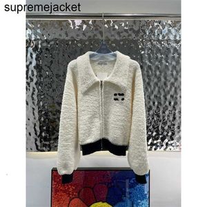 Chaqueta de diseñador otoño invierno mujer tops Ce nuevo estilo linterna manga suelta delgada etiqueta de cuero en el pecho solapa grande leche albaricoque cremallera cardigan