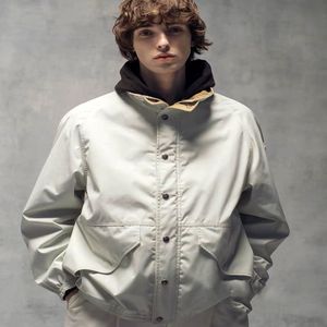 Chaqueta de diseñador Ropa de trabajo práctica de invierno Abrigo A prueba de viento Tela impermeable Manga Bolsillo Bordado Hombres y mujeres con los mismos modelos