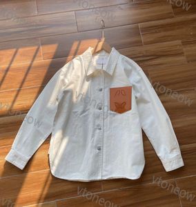 Chaqueta de diseñador Camiseta de mujer Blusa de solapa de manga larga blanca Letra de cuero en busto Diseño Tops INS Moda Primavera Verano Mujer Camisa Chaqueta loe