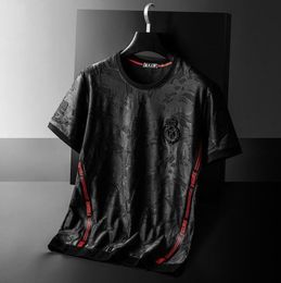 Diseñador Jacquard T-shirt Hombres Verano Gran Luz Lujo Simple Europeo Cinta roja Casual Cuello redondo Manga corta Hombres Top