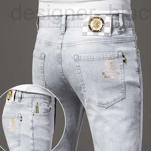 Jeans de créateurs Été européen Nouveaux jeans gris clair pour hommes avec coupe slim et petits pieds, version coréenne pantalons longs pour hommes polyvalents de luxe G6TA