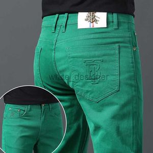 Jeans de créateurs pour hommes en jean masculin de mode masculine tout nouveau pantalon de slim verdure polyvalent en automne / hiver.