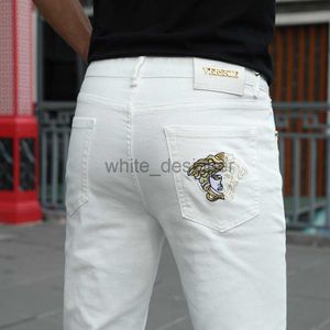 Jeans de diseñador para hombres jeans bordados jeans bordados jeans blancos puros jeans jeans jeans para hombres pies elásticos pantalones recortados para hombres