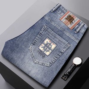 Designer jeans heren herfst nieuwe jeans klassieke blauwe letters heren borduurwerk kleine rechte fit elastisch casual veelzijdige midden taille modemerk spijkerbroek