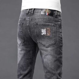 Designer Jeans Mens Automne Nouveau Jeans d'été de luxe Small Straight Fit Elastic Casual Versatile Mid Waist Fashion Brand Jeans Classic Casual Pantal