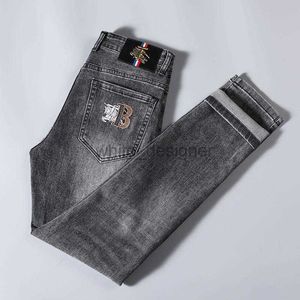 Designer Jeans Mens Live Broadcast Fashion Spring Summer Nieuwe geborduurde Slim Fit Little Leg Jeans heren high-end elastische Smoke Gray Gray Youth Style