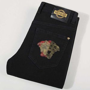 Jeans de créateurs pour hommes de petite jambe droite en coton noir pur jeans de coton et d'automne élastique medusa brodé jean de mode
