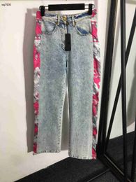 Jeans de diseñador Ropa de marca para mujer Pantalones de pierna recta de otoño Moda Retrato de Medusa con logo de empalme de encaje rojo Pantalones de niña 01 de abril