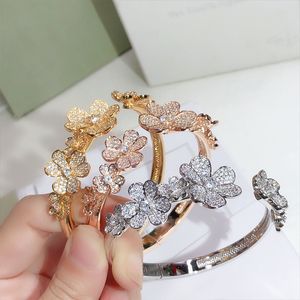 Bijoux de créateurs Fleurs de bracelet Fracelet Diamants embellis pour les femmes Mariage Luxury Marque Valentin Day Gift Multi Style avec boîte
