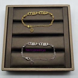 Bijoux de créateur Brangle Brass MiuimiUi Gold M-Letter Chain Bracelet Populaire Internet Célébrité Lumière Luxury Tendance