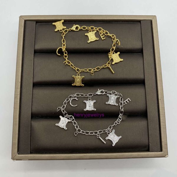 Bijoux de créateur Brangle Celis Gold Letter Square Bracelet Femme Niche Design Simple Fashionable Handmade Bijoux