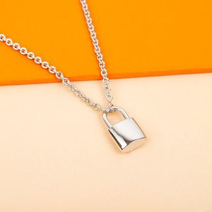 Bijoux de créateurs classiques LURVEMENT Colliers pendents Femmes 925 Collier de lettre de luxe Sliver Bijoux Colorfast Hypoallernic Name Pendante Chaîne