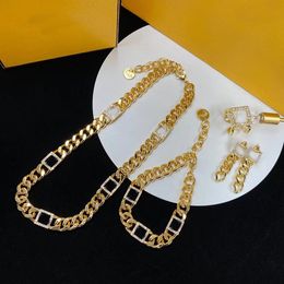 Designer sieraden 18K vergulde set kettingen armbanden oorbellen ringen vintage alfabet strass 925 zilveren pin oorbellen met gele doos voor cadeau feest reizen