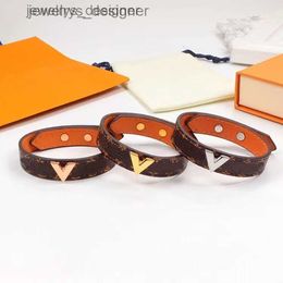 Designer Sieraden Merk Charm V-vormige lederen armband Nieuwe mode geruite koordarmband Armband van hoge kwaliteit