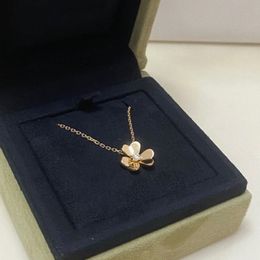 Collier Collier de trèfle de bijoux de créateur bijoux en or pendentif de fleur petit collier de clavicule de mode fraîche et simple femme