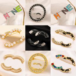Joyería de diseño Broches de perlas de cristal Carta de marca Chapado en oro Sier Ropa de acero inoxidable Traje Pin Boda Halloween Navidad