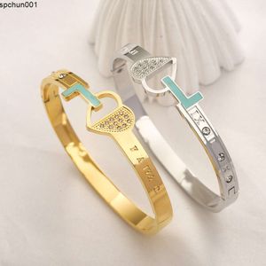 Bijoux de créateurs Bracelets de manchette Bracelet en métal plaqué or Marque Cadeau Bracelet coeur pour femmes Mode Amour Accessoires en gros {catégorie}