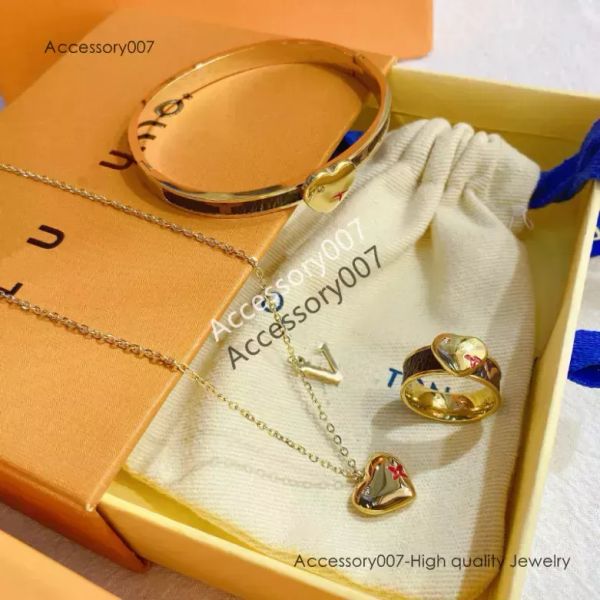 Boucles d'oreilles de bijoux de créateurs Set 18 plaqué or monogramme romantique bracelet en cuir coeur bague de mode multi-taille famille couple cadeau bracelet avec boîte