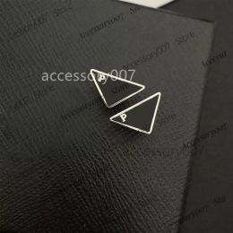 Bijoux de créateurs Boucle d'oreille de qualité supérieure Triangle Lettre Boucle d'oreille avec timbre Accessoires de bijoux de mode pour cadeau de fête 4 couleurs