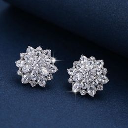 Boucle d'oreille de bijoux de créateur boucles d'oreilles de fleurs minimalistes petit cuivre 925 boucles d'oreilles à aiguille argentée.