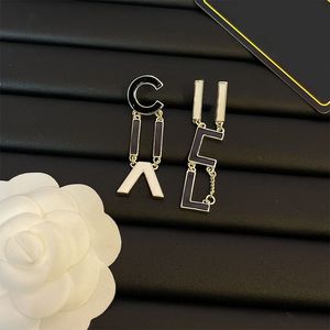 Pendientes de joyería de diseño Ear Cuff Letras de moda Pendientes de diamantes de color elegante Pendientes de oro plateado con caja