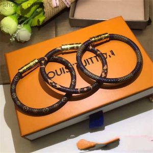 Joyería de diseño Pendientes Colgante Pulseras con dijes Oro Amor V Collar Mujeres Anillos Pulsera Brazaletes M61084 Colgantes Amantes de titanio Caja de cadena