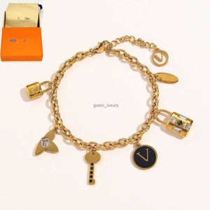 Bijoux de créateurs Bracelets à la mode Femmes Bracelet Plaqué Or En Acier Inoxydable Cristal Amoureux Cadeau Bracelet Manchette Chaîne Bijoux De Créateur avec Boîte