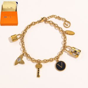 Bijoux de créateurs Bracelets à la mode Femmes Bangle Gold plaqué en acier inoxydable Amoureux des cristaux cadeaux Chaîne de bracelet Bijoux de créateurs avec boîte