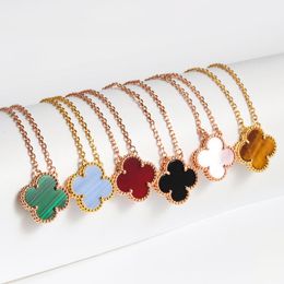 Bijoux de créateurs Collier trèfle à quatre feuilles Collier de créateur Collier en or 18 carats de haute qualité Cadeau de petite amie de la Saint-Valentin pour la fête des mères avec boîte à bijoux