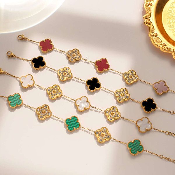 bijoux de créateurs trèfle à quatre feuilles avec bracelet en acier titane diamant mode européenne et américaine bracelet classique de style rouge net