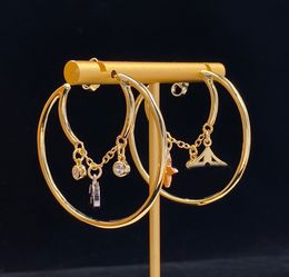 Boucles d'oreilles de trèfle à quatre feuilles de bijoux de créateurs Gold à quatre feuilles simples pour les cadeaux de fête des femmes