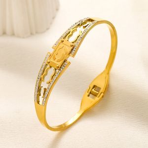 Designer Sieraden Luxe Armband Cadeau nieuwe 18K Vergulde Roestvrij Stalen Bangle Dubbele Letter Charm Pols Ornamenten Lente-ring-sluitingen Waterdicht